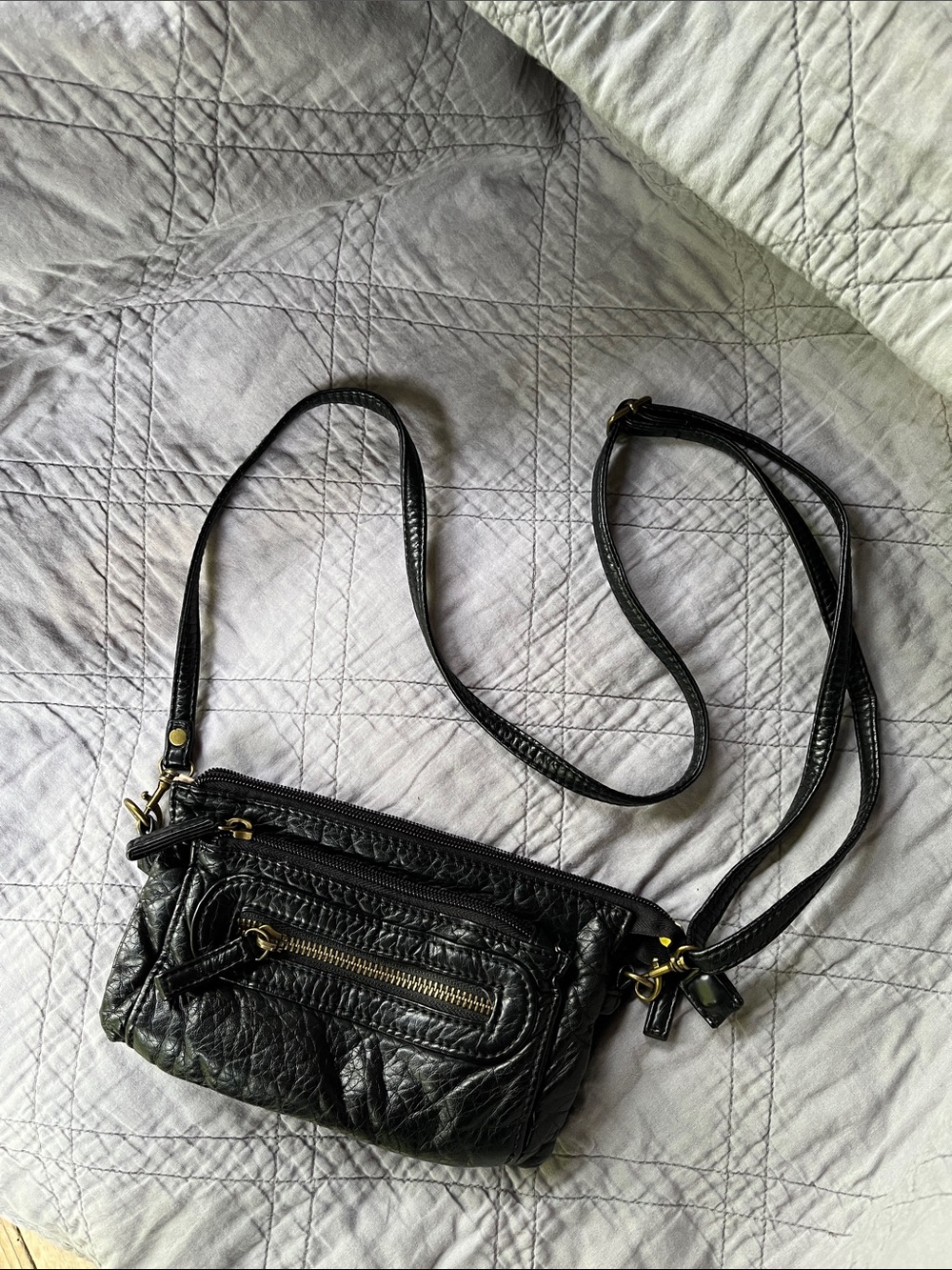 Compact Black Leather Crossbody Bag with Zip Pockets